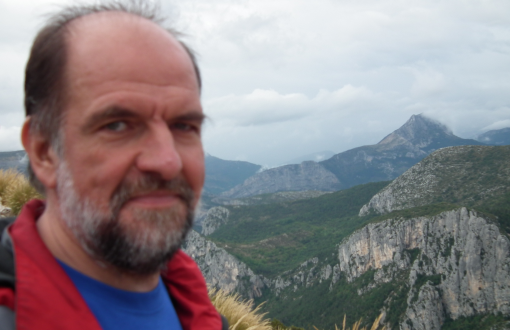 Zdjęcie przedstawia dr. inż. Krzysztofa Wojciechowskiego na tle gór. 