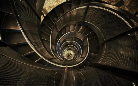 Widok z góry na spiralne, okrągłe schody układające się w spiralę Fibonacciego. 