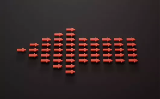 Strzałka skierowana w lewo, ułożona ze strzałek skierowanych w prawo. 