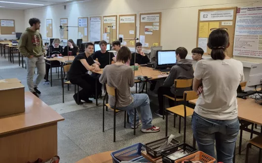 Uczniowie w laboratorium fizyki CMF.