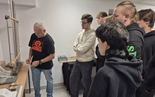 Dr Dariusz Krzyżański prezentuje doświadczenie uczniom.