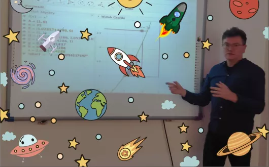 Wykładowca stoi przy tablicy multimedialnej, wskazuje na wykres wyświetlony na ekranie. Cała scena jest otoczona kolorowymi ilustracjami o motywie kosmicznym. 