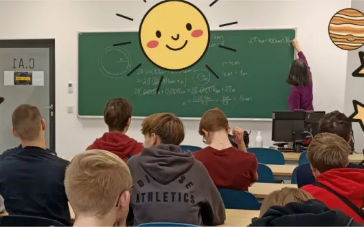Kolaż zdjęć z sali lekcyjnej, w której uczniowie siedzą w ławkach i słuchają wykładowców prowadzących zajęcia. Na zdjęciu dodano kolorowe ilustracje planet, gwiazd, meteorytu i spiralnych galaktyk, umieszczone dekoracyjnie wokół kadru.