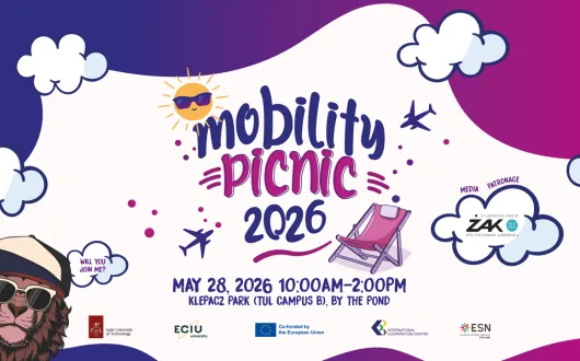 Plakat wydarzenia „Mobility Picnic 2026”. Na środku znajduje się duży napis z nazwą wydarzenia. Obok widać słońce w okularach, chmury, samoloty i różowy leżak. Na dole po lewej stronie jest głowa lwa w czapce i okularach. W chmurce obok lwa znajduje się napis „Will you join me?”. Wydarzenie odbędzie się 28 maja 2026 roku w godzinach 10:00–14:00 w parku Klepacz na kampusie Politechniki Łódzkiej, przy stawie. Na dole plakatu są logotypy organizatorów i partnerów.