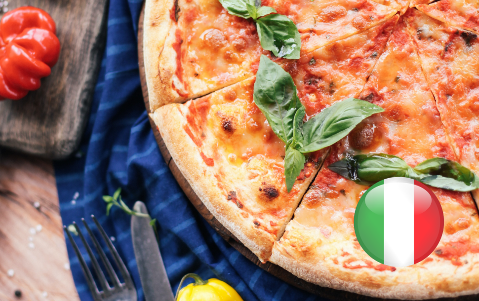 Zdjęcie przedstawia pizzę. W prawym dolnym rogu flaga Włoch (trzy pionowe pasy obok siebie: zielony biały, czerwony)