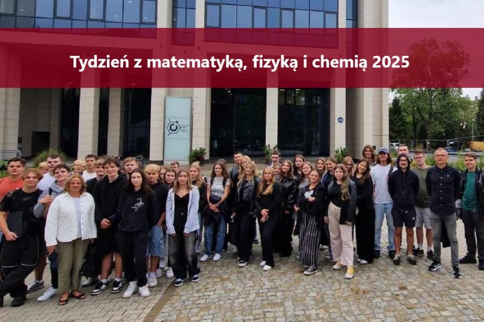 Grupa licealistów stojąca przed gmachem Alchemium Wydziału Chemicznego Politechniki Łódzkiej. Na zdjęciu napis: Tydzień z matematyką, fizyką i chemią 2025.