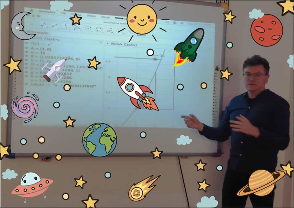 Wykładowca stoi przy tablicy multimedialnej, wskazuje na wykres wyświetlony na ekranie. Cała scena jest otoczona kolorowymi ilustracjami o motywie kosmicznym. 