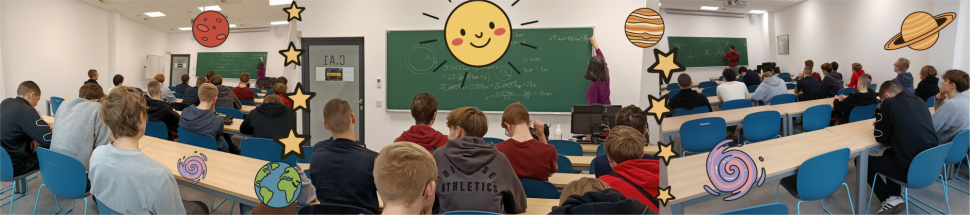 Kolaż zdjęć z sali lekcyjnej, w której uczniowie siedzą w ławkach i słuchają wykładowców prowadzących zajęcia. Na zdjęciu dodano kolorowe ilustracje planet, gwiazd, meteorytu i spiralnych galaktyk, umieszczone dekoracyjnie wokół kadru.