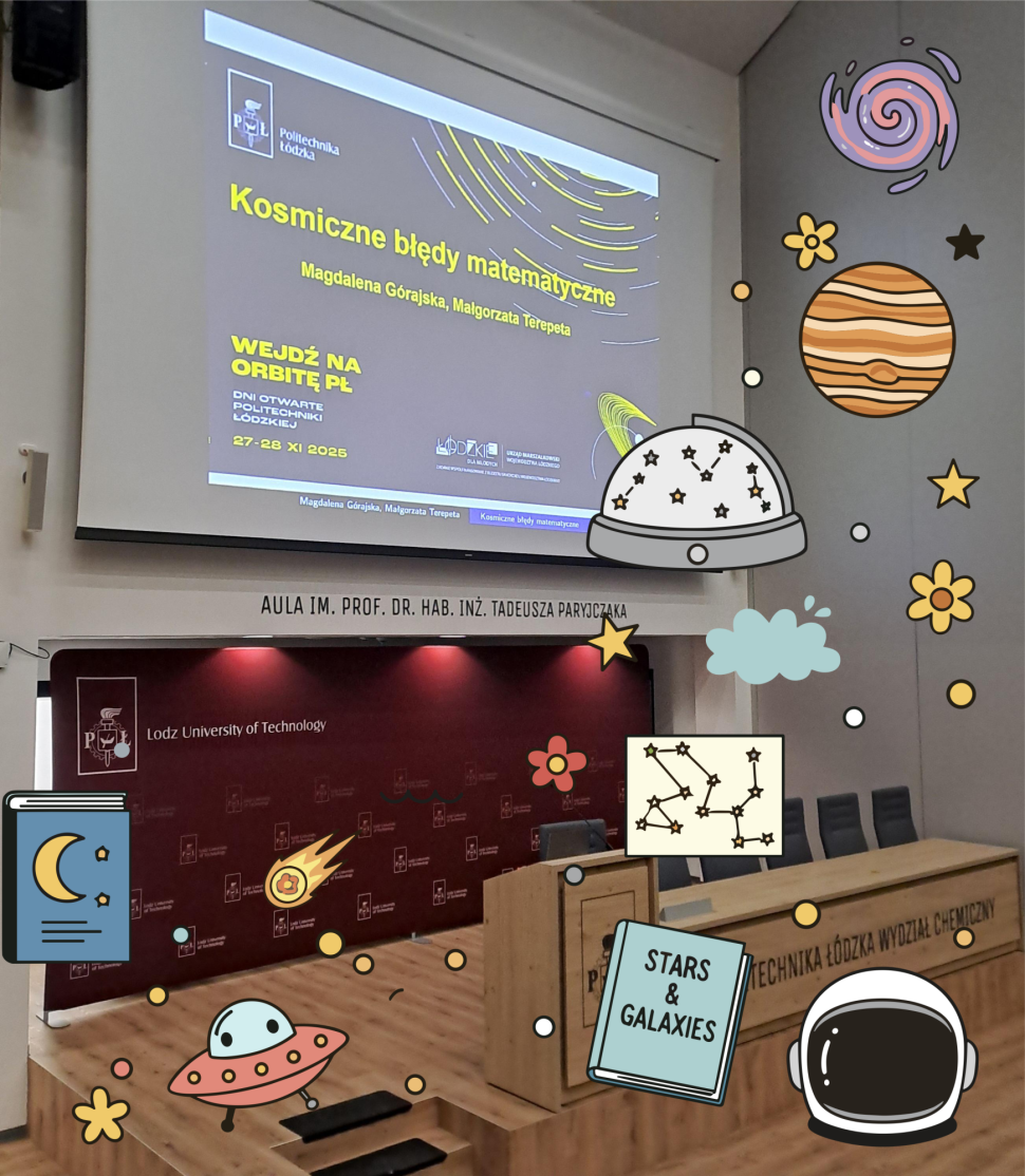 Zdjęcie przedstawia aulę wykładową Politechniki Łódzkiej z dużym ekranem projekcyjnym wyświetlającym slajd zatytułowany „Kosmiczne błędy matematyczne”. Na scenie stoją stoliki i kilka krzeseł. Na ścianie za nimi widoczna jest bordowa grafika z mapą kampusu. Na zdjęcie nałożono dekoracyjne ilustracje o tematyce kosmicznej.
