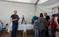 Piotr Słoma i Janusz Tomaszewski prezentują pokazy podczas 18. Pikniku Naukowego w Warszawie. 