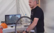 Ilość obrotów w czasie. Jak to kontrolować? Dariusz Krzyżański podczas pokazu na 18. Pikniku Naukowym w Warszawie.  