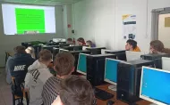 Uczniowie podczas zajęć w laboratorium komputerowym. 