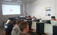 Uczniowie podczas zajęć w laboratorium komputerowym. 