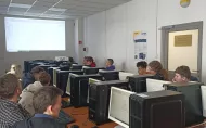 Uczniowie podczas zajęć w laboratorium komputerowym. 