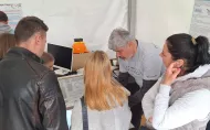 Odwiedzający w namiocie Centrum Nauczania Matematyki i Fizyki