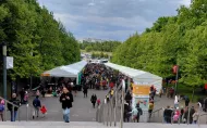 Tłumy ludzi pomiędzy namiotami na Pikniku w Warszawie.