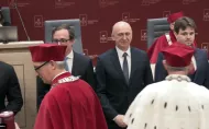 Rektor PŁ podczas promocji doktorów.