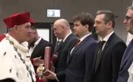 Rektor PŁ podczas promocji doktorów.