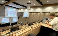 Uczniowie podczas inauguracji wydarzenia w auli "Alchemium".