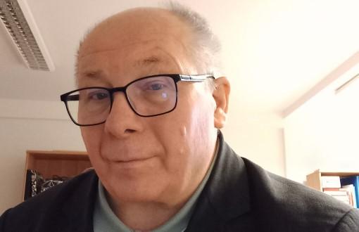 Mężczyzna w okularach.