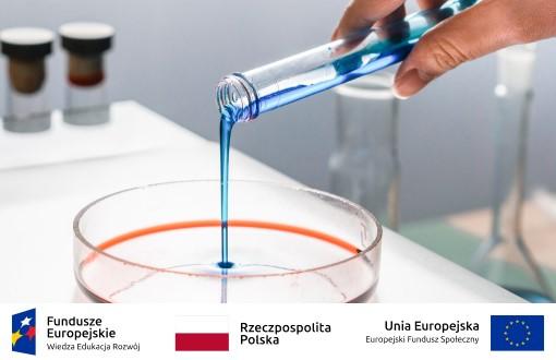 Wylewanie płynu z probówki do szalki